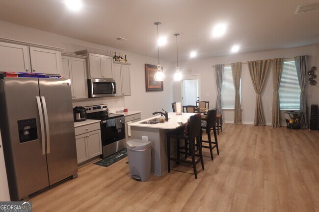 Building Photo - 175 Tulip Dr