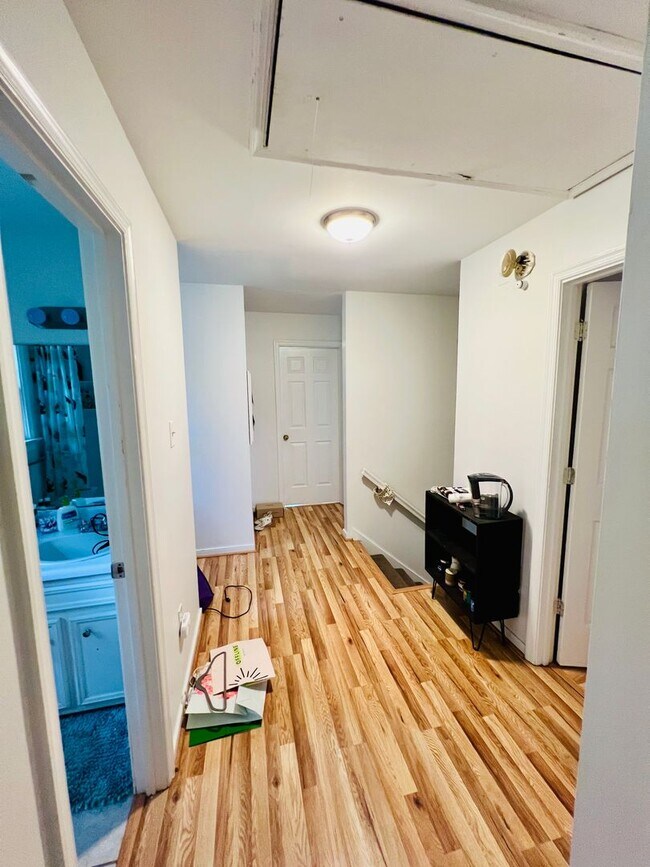 Building Photo - Charming 4bdrm/2.5bth Home with Ample Space and Modern Amenities