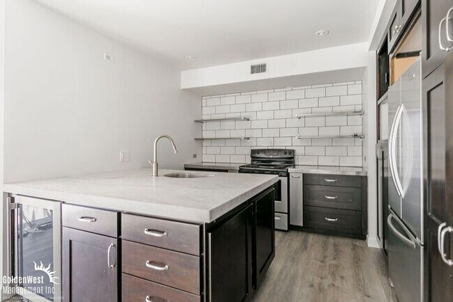 Building Photo - Stylish 1Bdm 2Ba Loft in Uptown Phoenix with Private Yard!