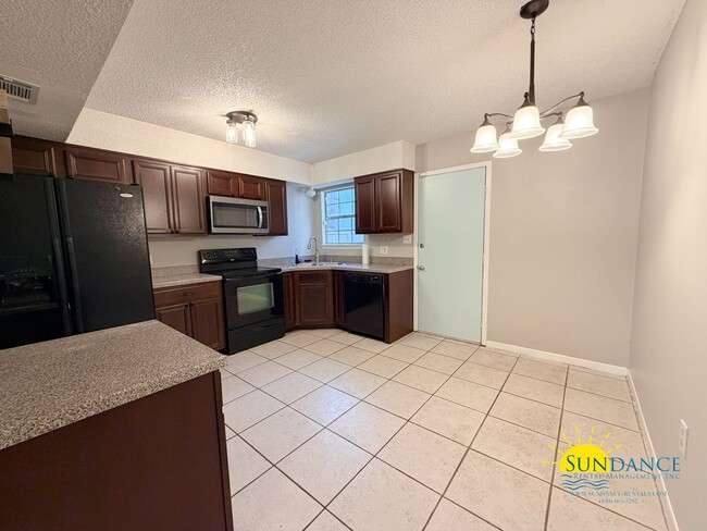 Building Photo - End-Unit Townhome located between Hurlburt Field and Eglin AFB w/ Fenced Yard!