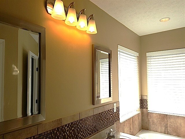 Building Photo - 5192 Summerset Dr