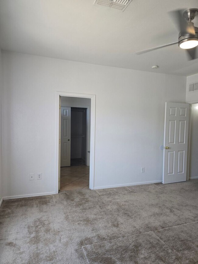 Building Photo - Large 4 bedroom home with Den - Corner lot...