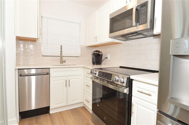 Building Photo - 4700 Cove Cir