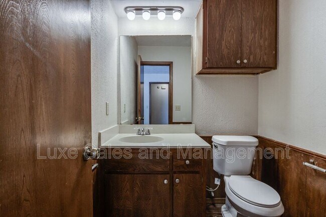 Building Photo - 6004 Paramount Dr