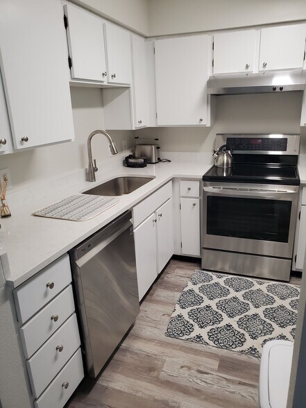 Building Photo - 1161 Lake Ave