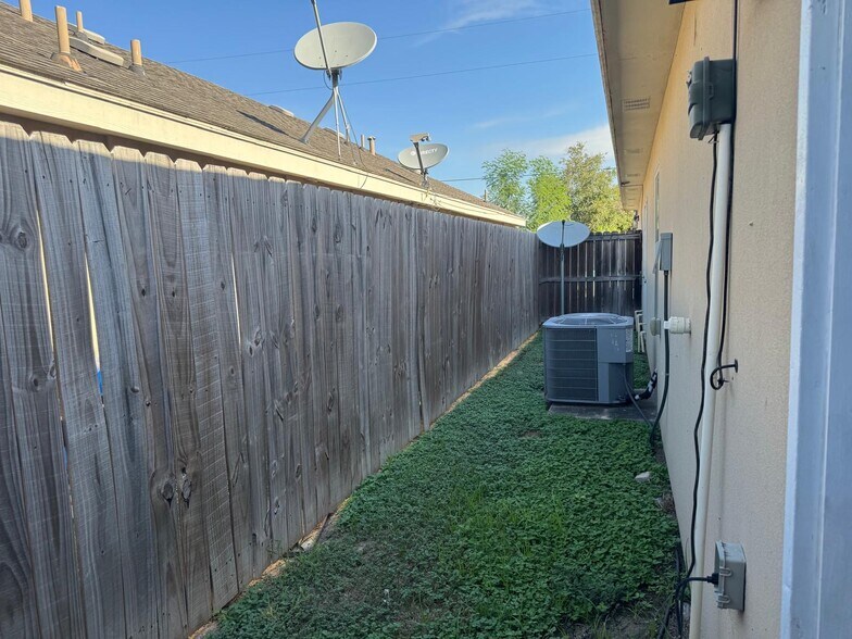 Building Photo - 2117 Taxco Ct