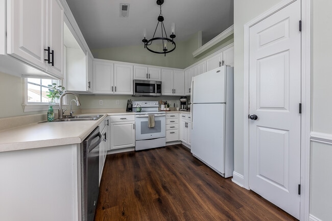 Kitchen & Pantry: Fully-equipped - 122 Sellhorn Blvd