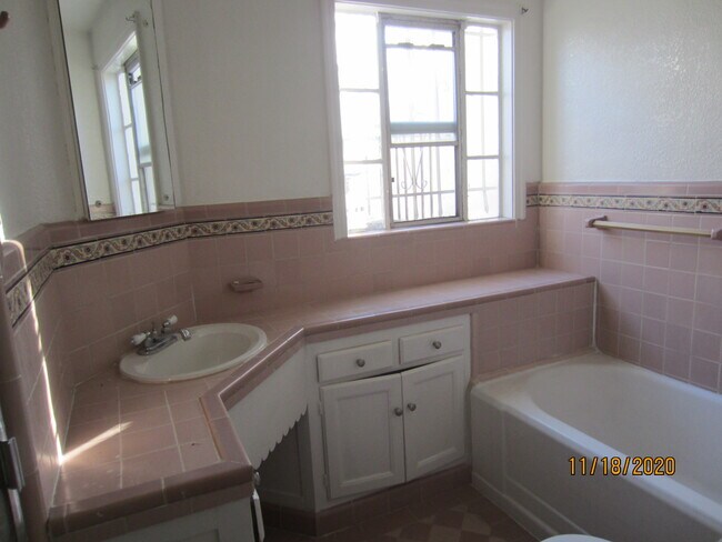 Bathroom - 1009 Alvira St