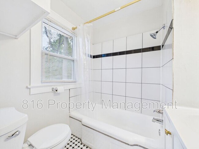 Building Photo - 111 W 78th St