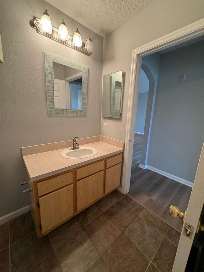 Building Photo - Charming 1-Bedroom Condo – 3rd Floor | Gat...