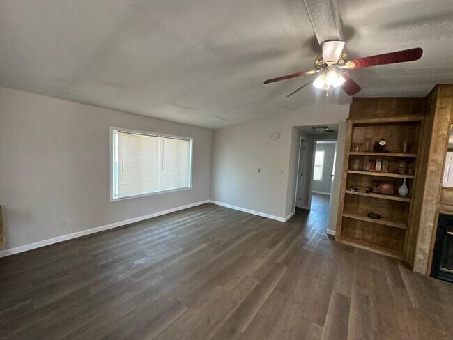 Building Photo - 35424 Oasis St