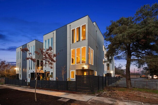 Primary Photo - 3 Bed 2 Bathroom White Center Townhouse