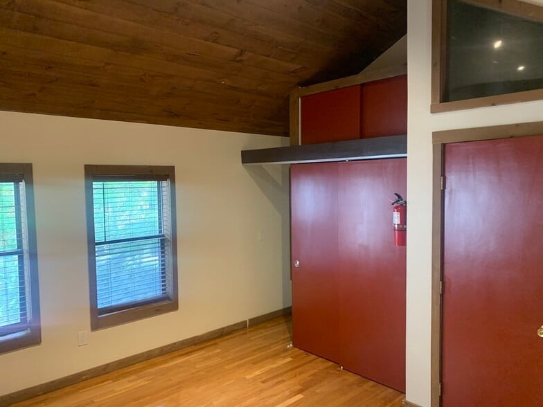 Building Photo - 8 Lilac Ct