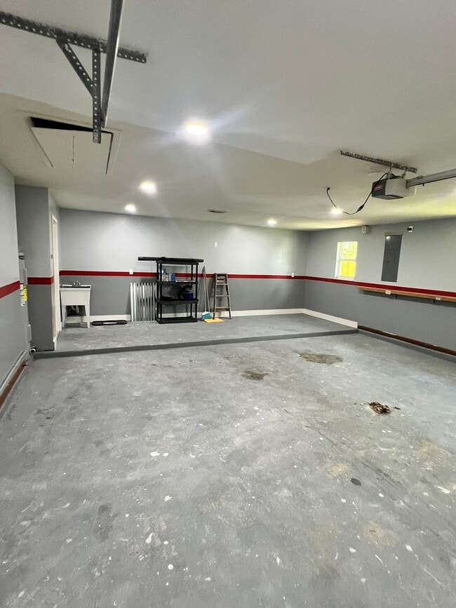 Building Photo - NEWLY RENOVATED 3 BEDROOM 2 BATH HOME- TIL...