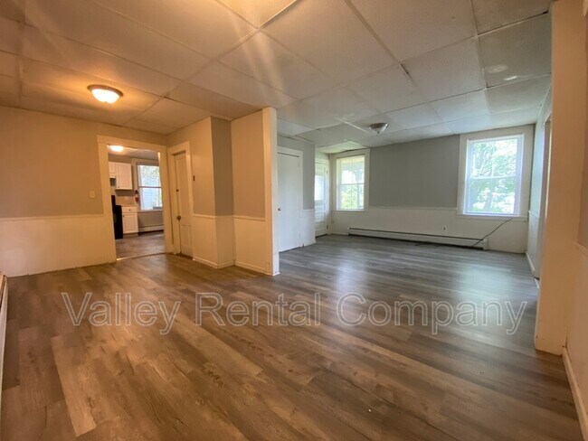 Building Photo - 747 Main St