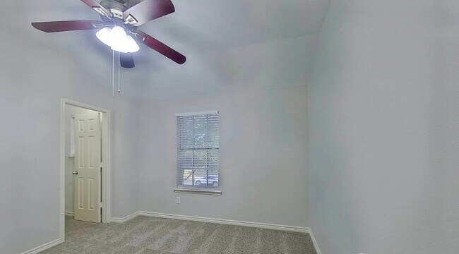 Building Photo - MOVE IN READY