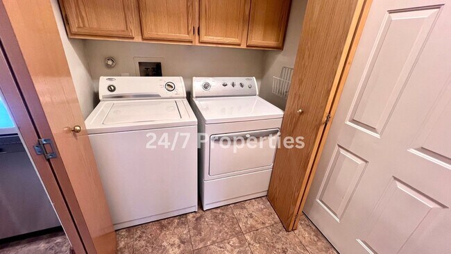 Building Photo - Spacious 3BD I 2.5BA Duplex Near the Yamhi...