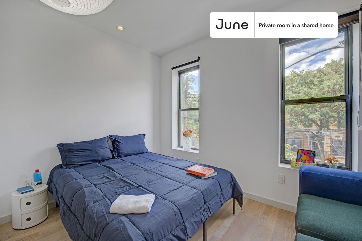 Building Photo - Brand New ROOM at The Maison on Halsey