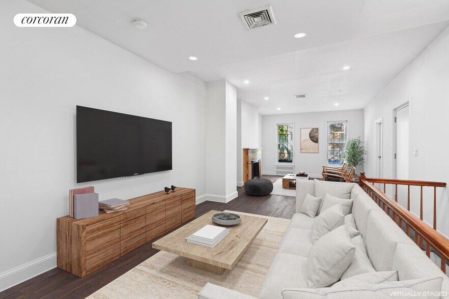 Primary Photo - 326 W 19th St