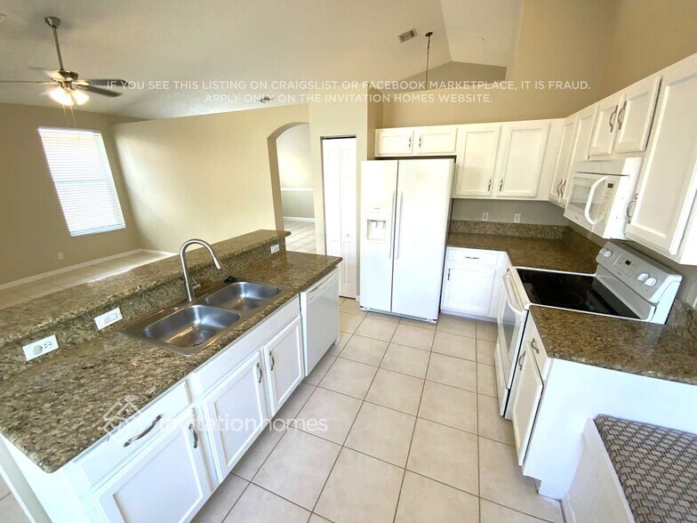 Building Photo - 9549 Lago Dr