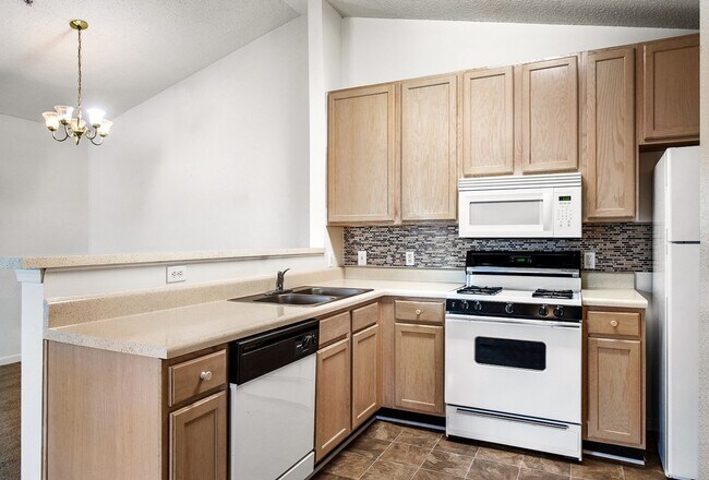 Building Photo - 2Bed/2Bath, Upgraded Condos in the Heart o...