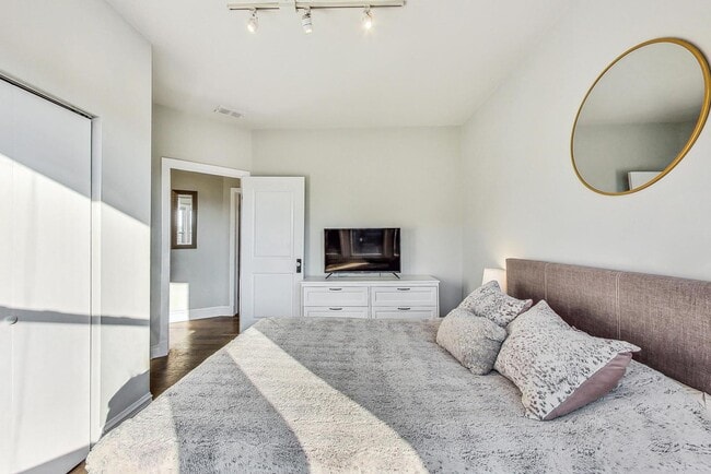 Building Photo - 2541 N California Ave