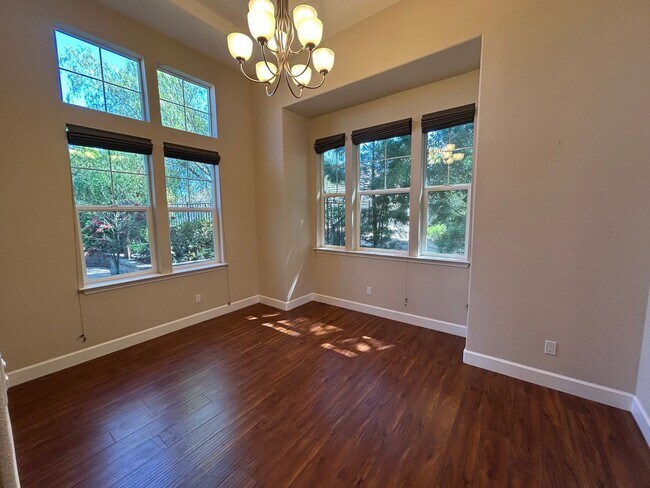 Building Photo - Luxurious and Spacious 5 Bedroom in Gilroy