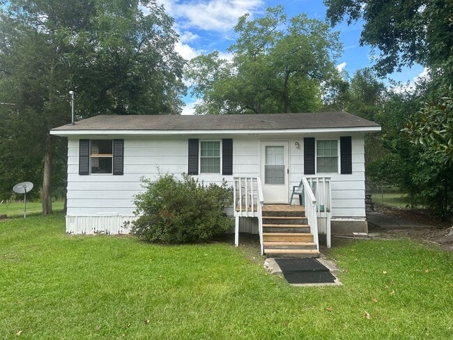 Building Photo - Updated 2BR Home with Large Yard in Batesburg