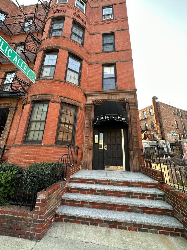 Building Photo - No Brokers fee! Stunning 2-bedroom, 1-bath...