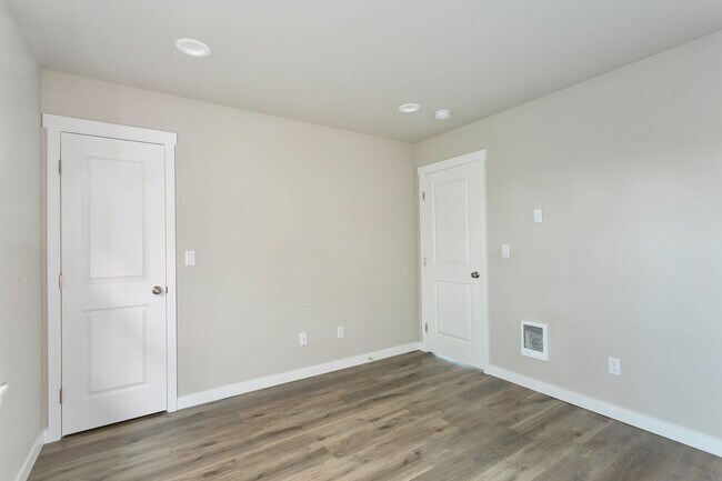 Building Photo - 927 S Cushman Ave