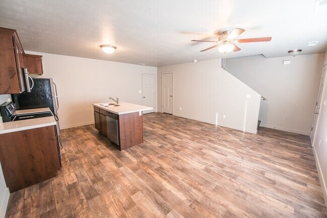 Building Photo - Townhome with 2-Car Garage!