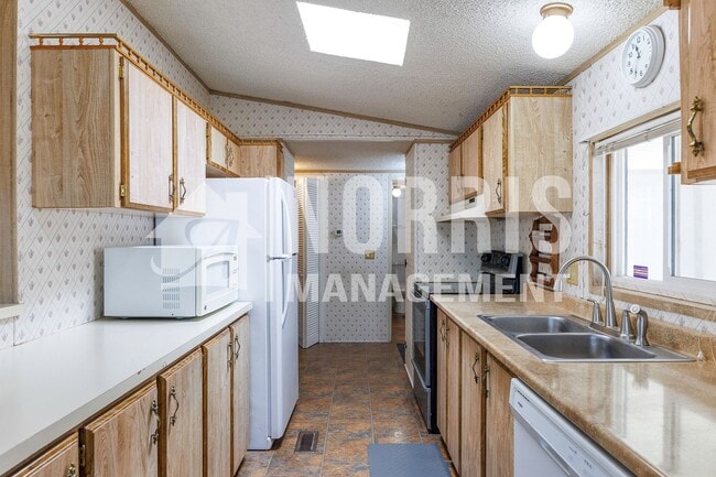 Building Photo - Great Location, Great Home with all Applia...