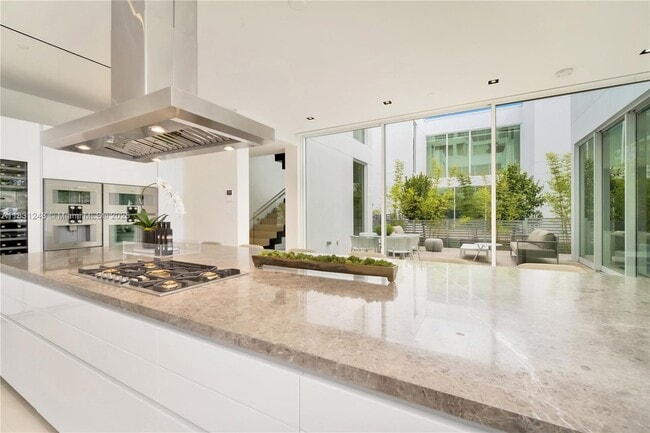 Building Photo - 1011 W 48th St