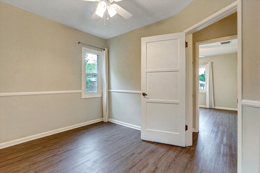 Building Photo - 5863 Alonzo Ave