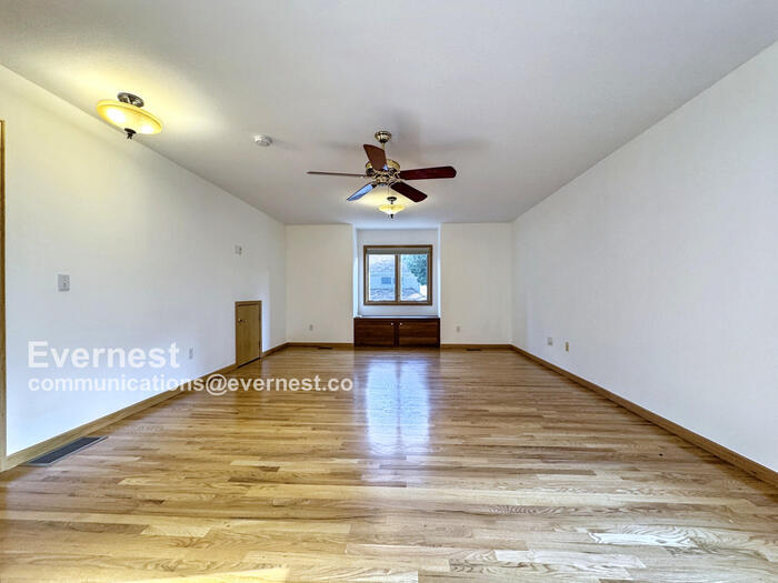 Building Photo - 990 Utica Cir