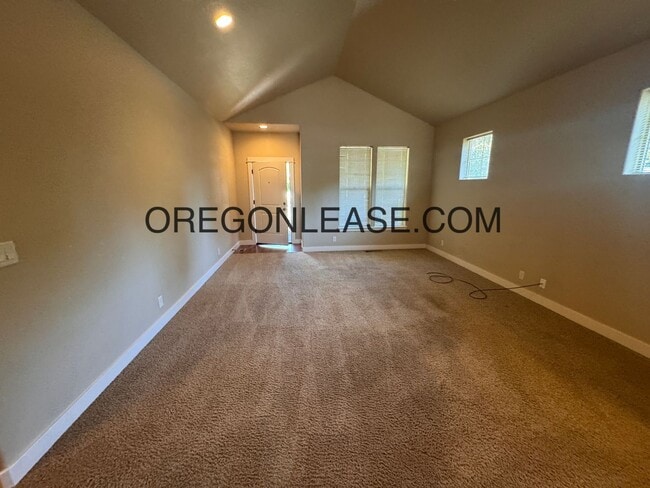 Building Photo - 2015 build 3 bed 2 bath North Eugene Home