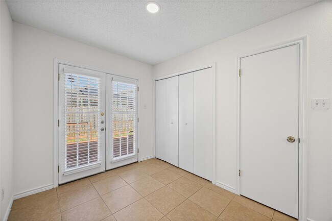 Building Photo - 806 Calico Dr