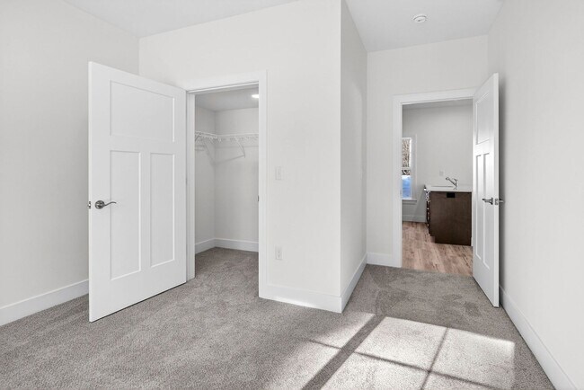 Building Photo - Hemlock Manor