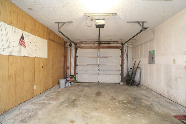 Building Photo - 3BR Home in Milton | All Tile Flooring (No Carpet) | Fenced Yard + Garage | Available 5/1.