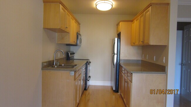 Building Photo - HILLCREST - 1 BED / 1 BATH TOP FLOOR CONDO.