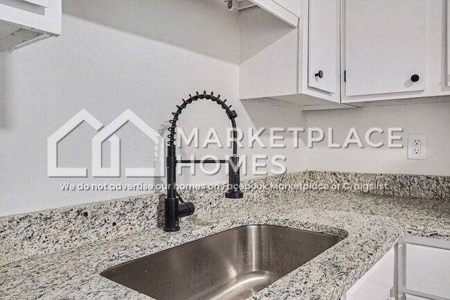 Building Photo - 5130 Lakeview Ct