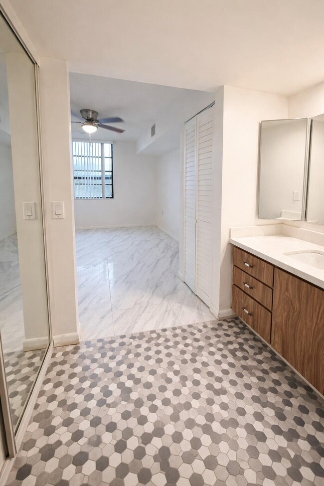 Building Photo - 3826 Whitehall Dr