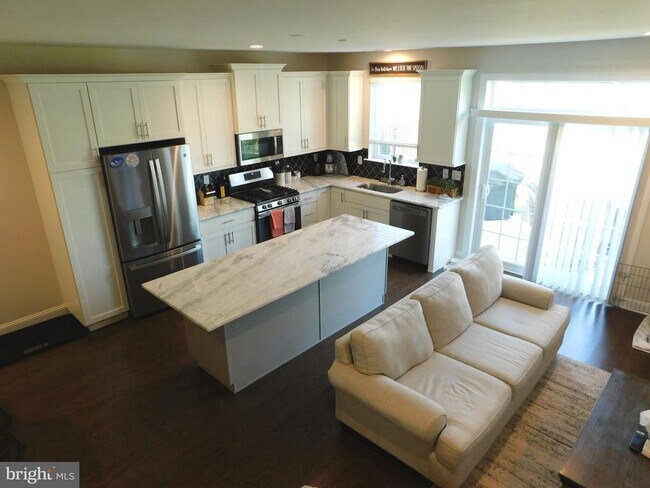 Building Photo - 16740 River View Cir