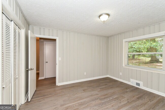 Building Photo - 1660 Valencia Rd
