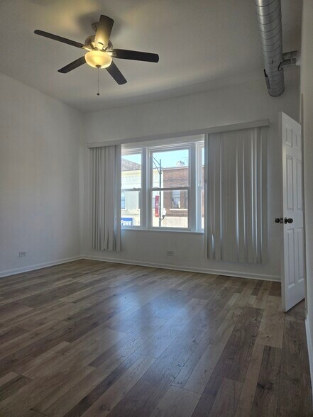 Building Photo - 7055 N Clark St