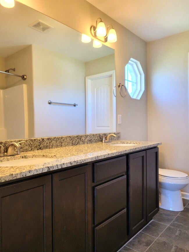 Building Photo - Highly desirable end unit in sought after Cobblestone in Goodlettsville!