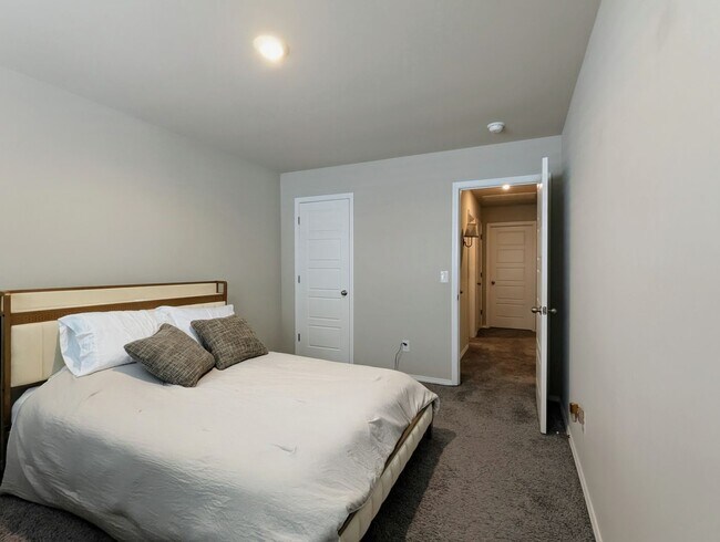 Building Photo - Welcome Home to Comfort and Convenience in Newcastle!