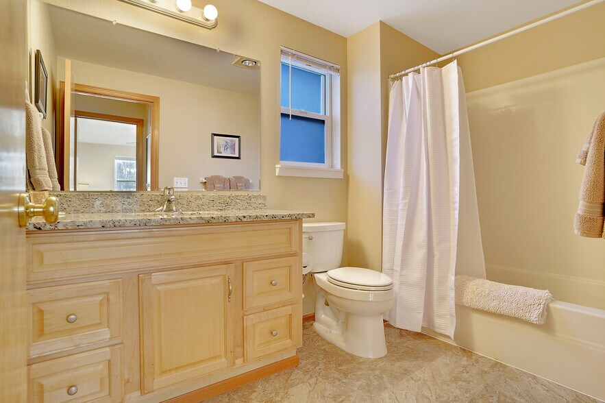 Building Photo - 731 Elm St SW