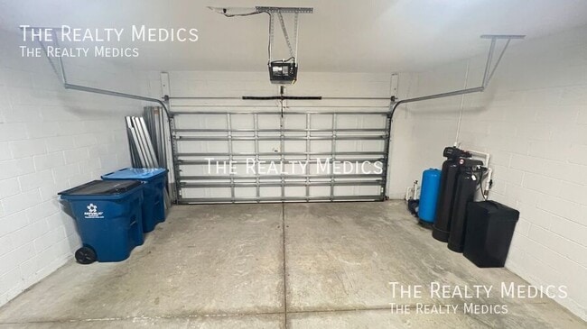 Building Photo - 1682 Waneta St SE