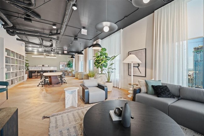 Building Photo - 121 NE 5th St